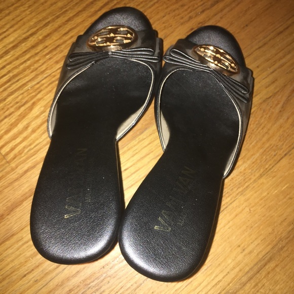 VAN VAN BLACK HEELS WITH EMBLEM - Picture 3 of 6